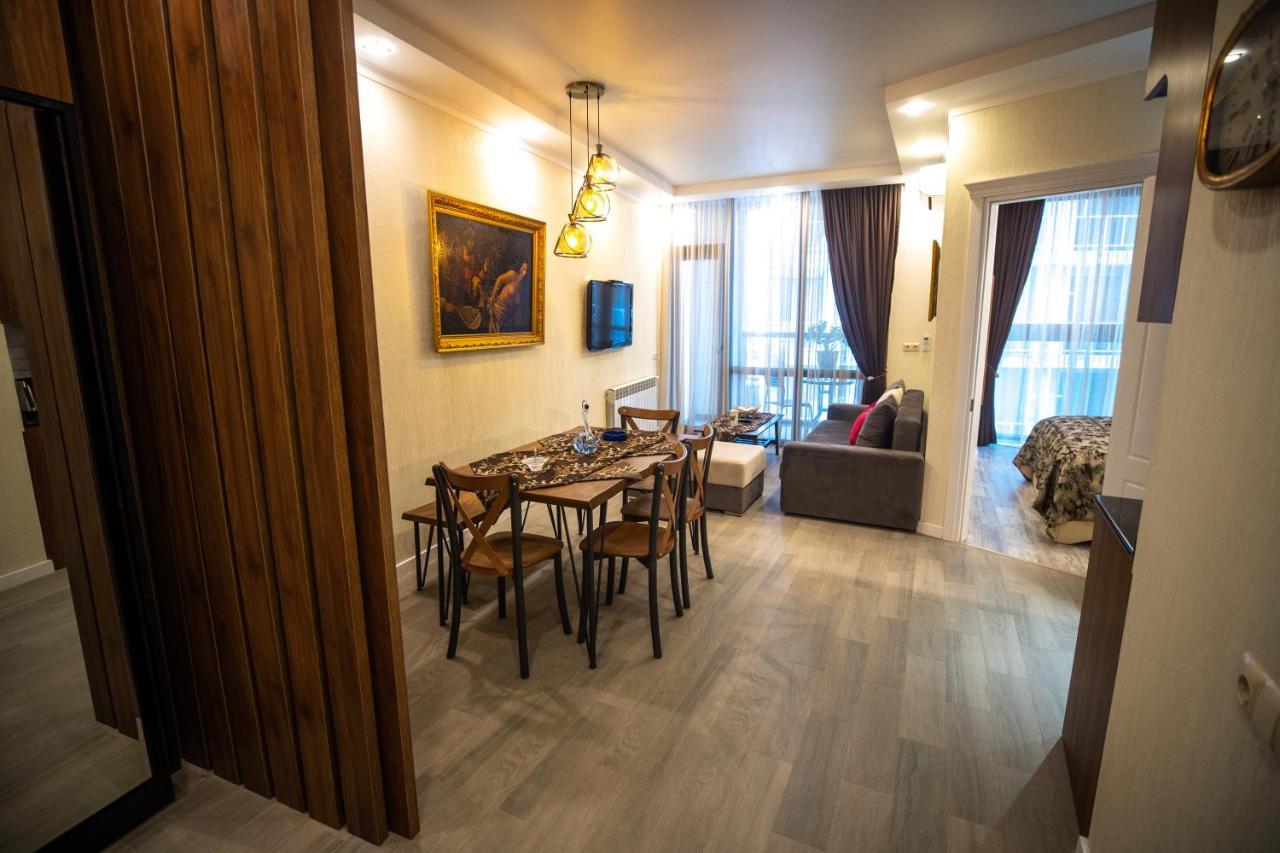 Ramada Skytower Lägenhet Batumi Exteriör bild